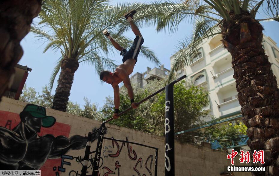 隨時隨地秀肌肉 加沙男子展示街頭健身技巧