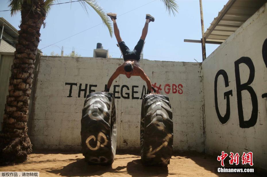 隨時隨地秀肌肉 加沙男子展示街頭健身技巧