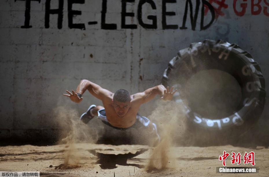 隨時隨地秀肌肉 加沙男子展示街頭健身技巧