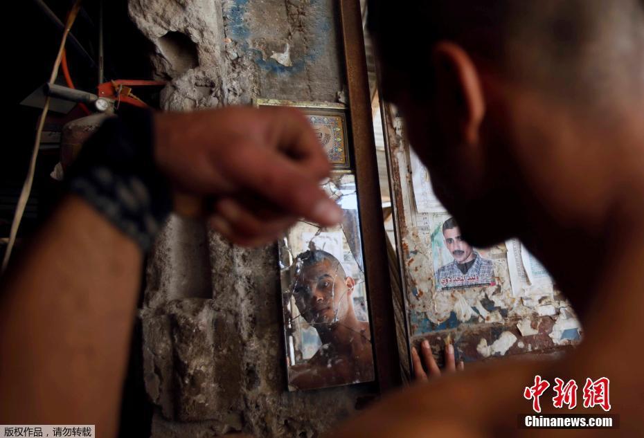 隨時(shí)隨地秀肌肉 加沙男子展示街頭健身技巧