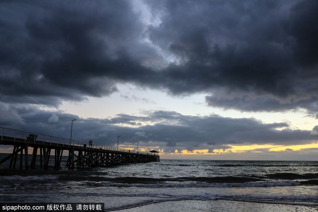 澳大利亞海岸現唯美日落 烏云壓境如末日大片
