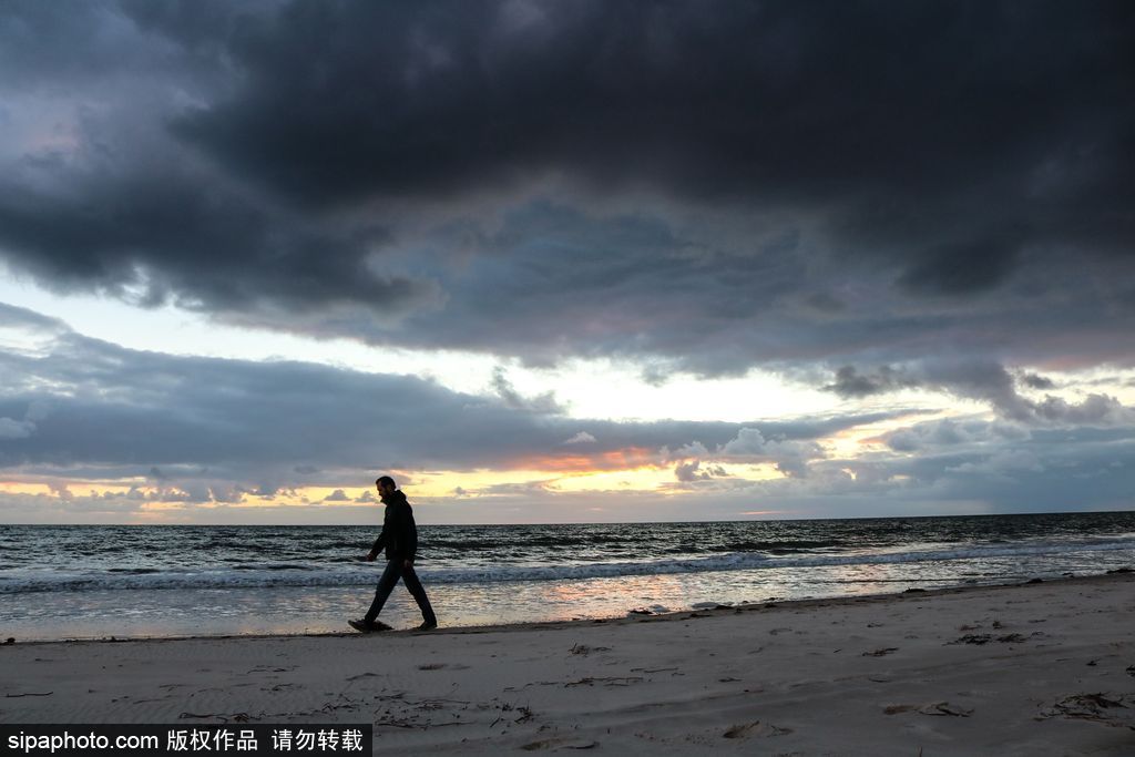 澳大利亞海岸現唯美日落 烏云壓境如末日大片