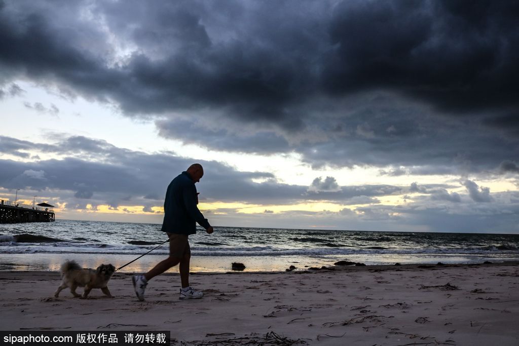 澳大利亞海岸現唯美日落 烏云壓境如末日大片