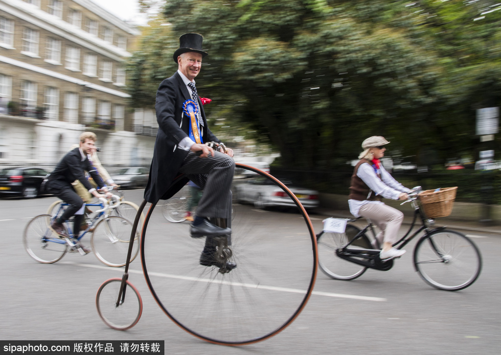 英國舉行復古騎行 粗花呢服裝引領懷舊風潮