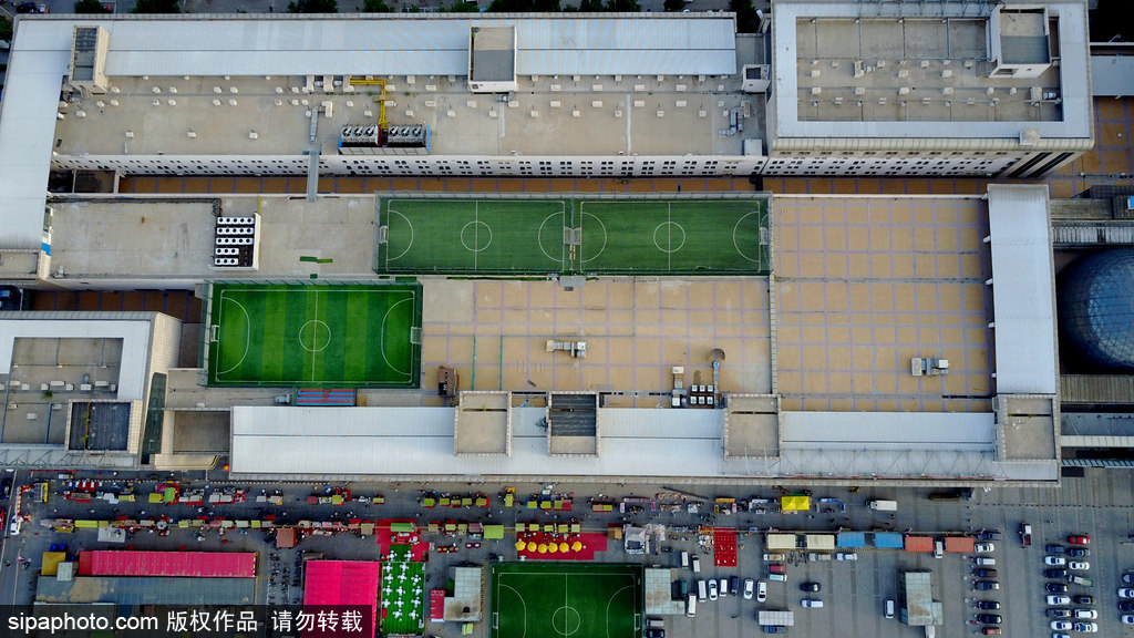 航拍沈陽一商場竟有三個足球場 樓頂踢球刺激拉風