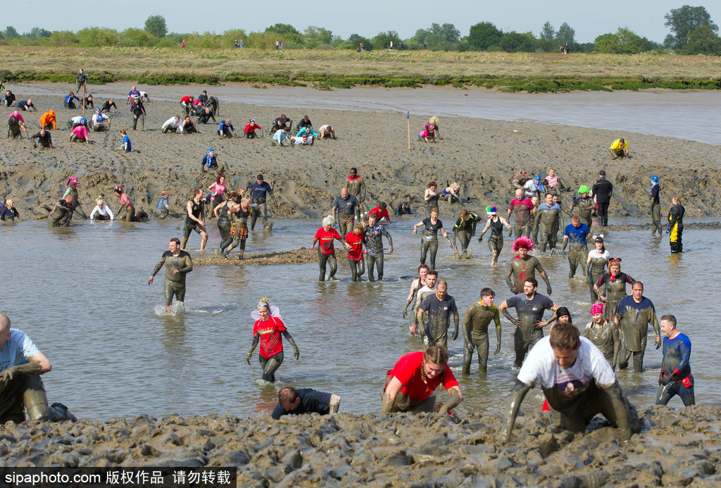 城會玩！英國公園上演滾泥巴大賽 妹子、硬漢泥地摸爬滾打
