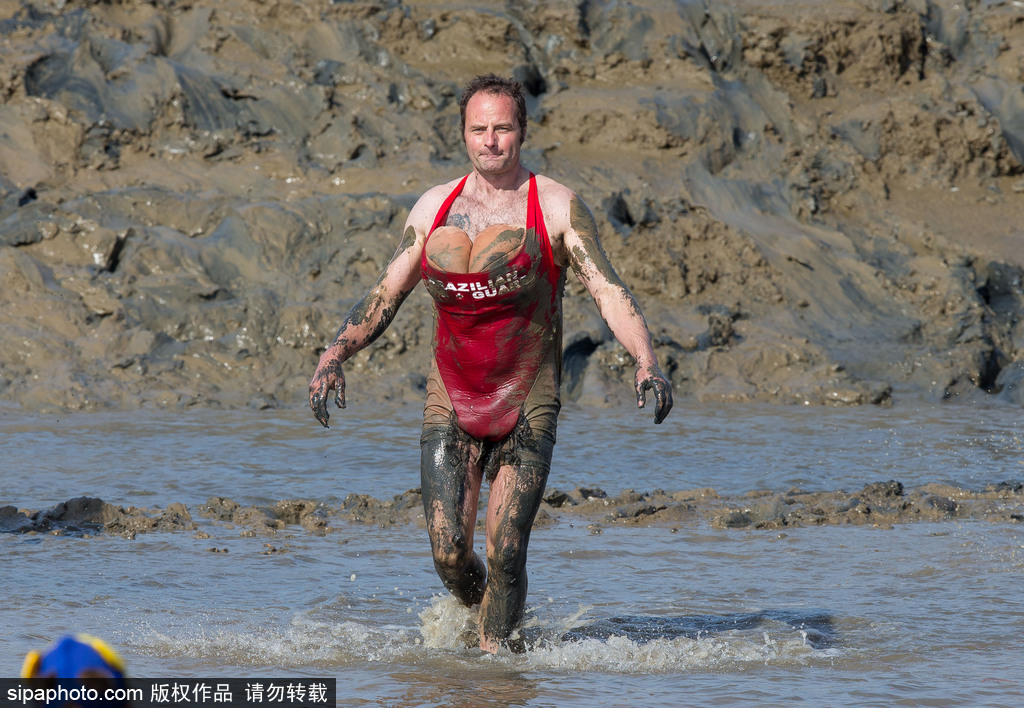 城會玩！英國公園上演滾泥巴大賽 妹子、硬漢泥地摸爬滾打