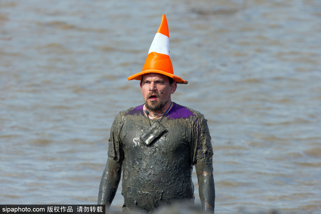 城會玩！英國公園上演滾泥巴大賽 妹子、硬漢泥地摸爬滾打