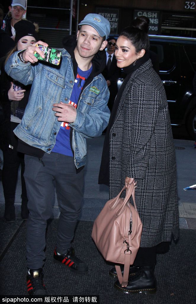 凡妮莎-哈金斯大衣圍巾包裹嚴(yán)實 與粉絲街頭合影顯親昵