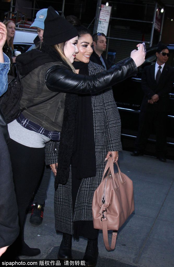 凡妮莎-哈金斯大衣圍巾包裹嚴(yán)實 與粉絲街頭合影顯親昵