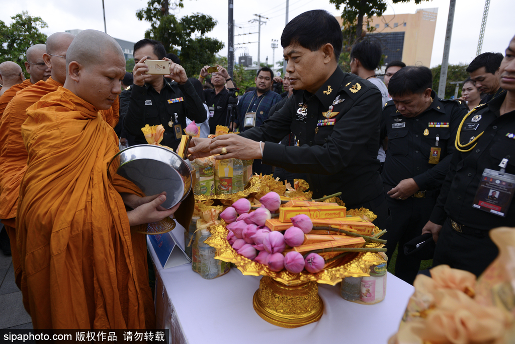 泰國慶祝佛誕節 民眾前往寺廟排隊祈福施善
