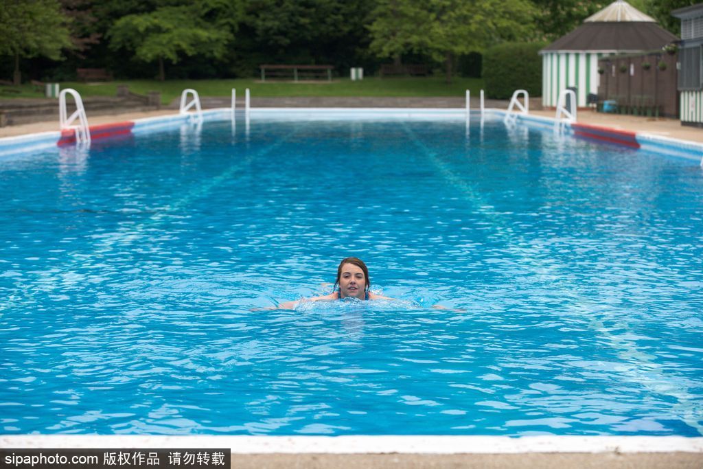 英國(guó)：歐洲最長(zhǎng)戶外游泳池開放 全長(zhǎng)91米可容納2400立方米水