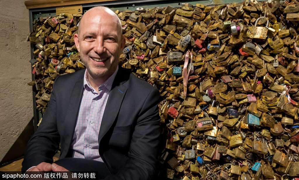 不堪重負！法國巴黎情人橋愛情鎖將全部拆除拍賣