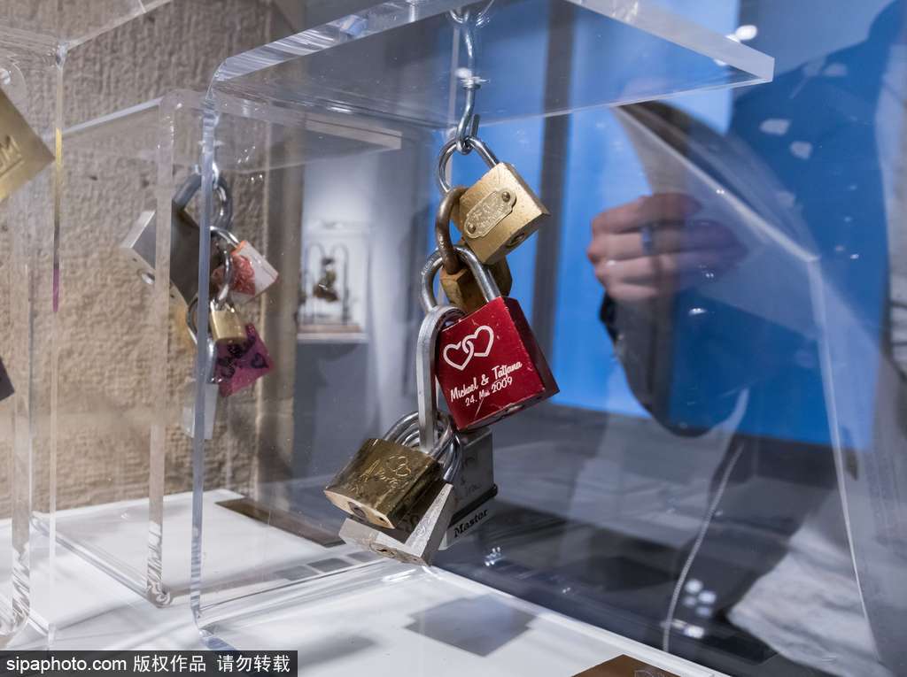 不堪重負！法國巴黎情人橋愛情鎖將全部拆除拍賣