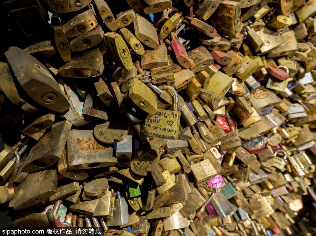 不堪重負！法國巴黎情人橋愛情鎖將全部拆除拍賣