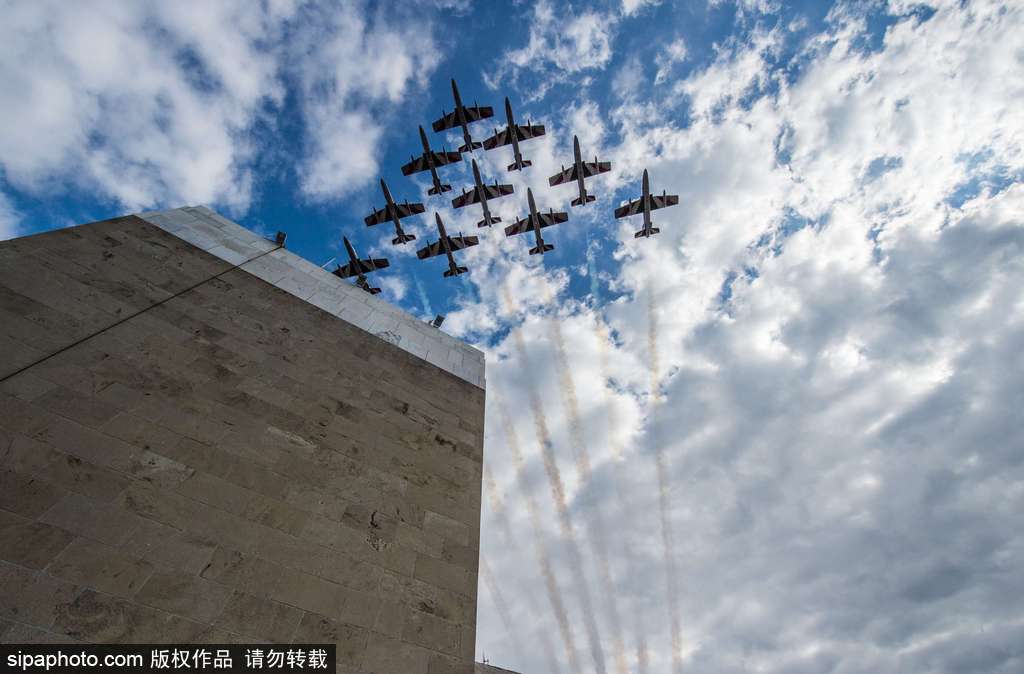 意大利“三色箭”特技飛行表演隊上演空中芭蕾 慶祝圣尼古拉斯節來臨