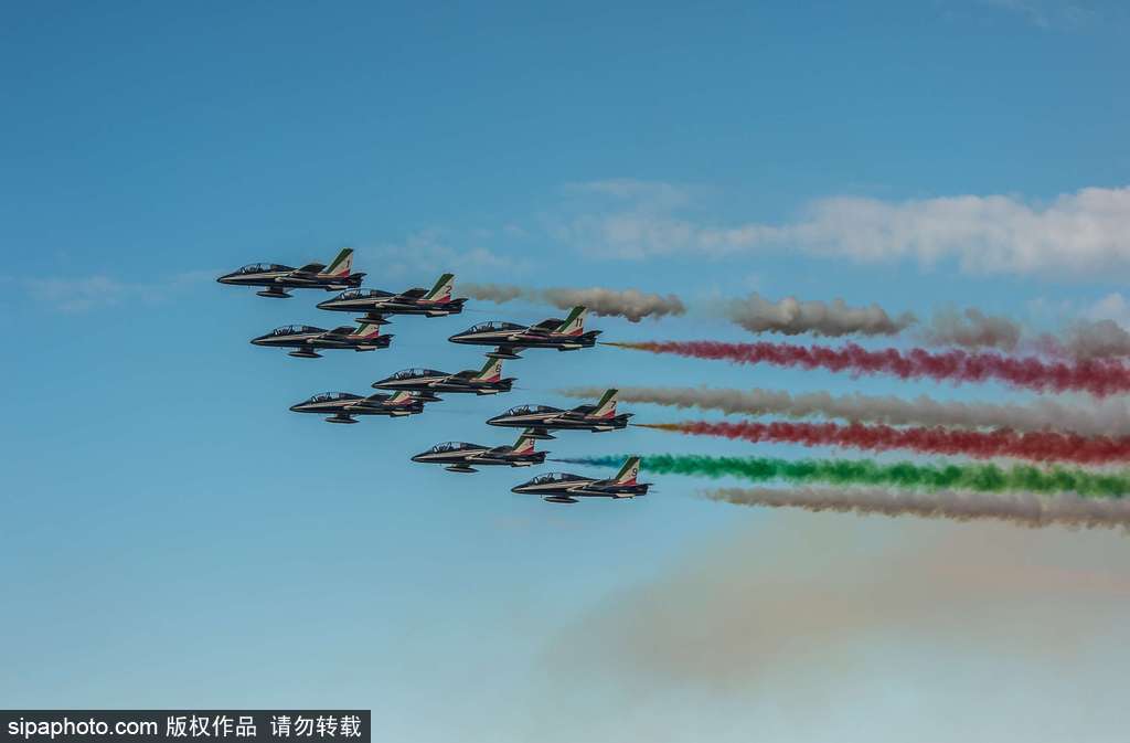 意大利“三色箭”特技飛行表演隊(duì)上演空中芭蕾 慶祝圣尼古拉斯節(jié)來(lái)臨