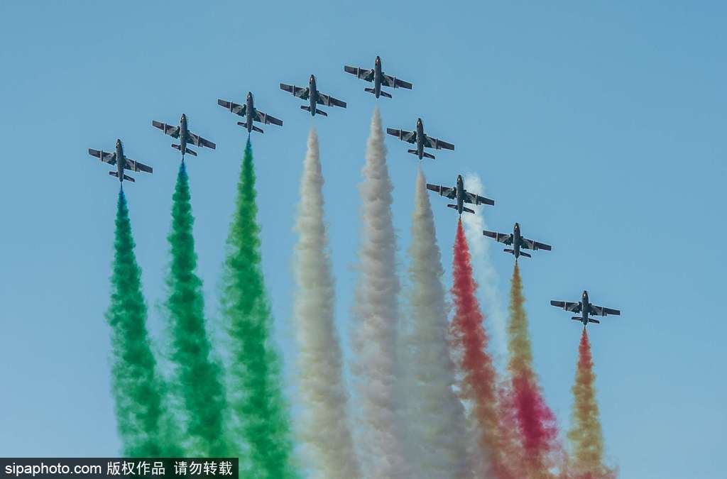 意大利“三色箭”特技飛行表演隊上演空中芭蕾 慶祝圣尼古拉斯節(jié)來臨