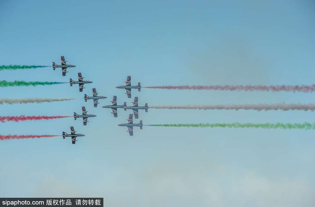 意大利“三色箭”特技飛行表演隊上演空中芭蕾 慶祝圣尼古拉斯節來臨