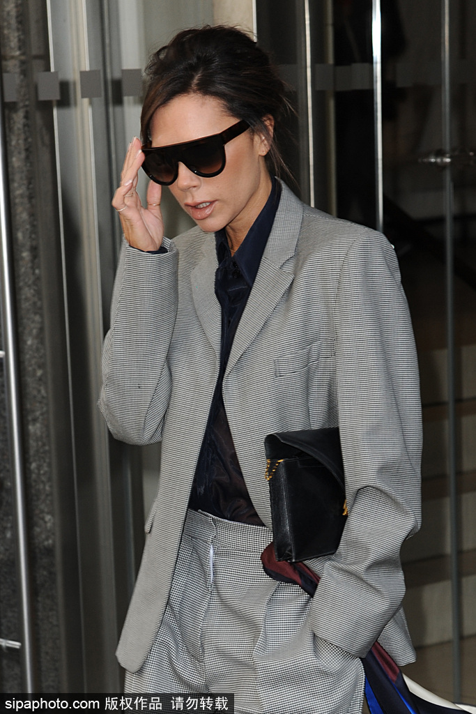 貝嫂維多利亞西裝套裝出街 闊腿西褲加黑超帥氣惹眼