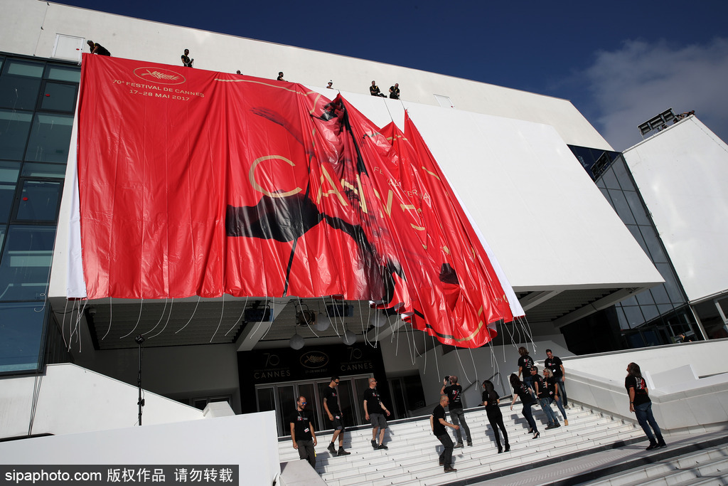 70屆戛納電影節(jié)前瞻準(zhǔn)備 巨幅海報(bào)懸掛完畢