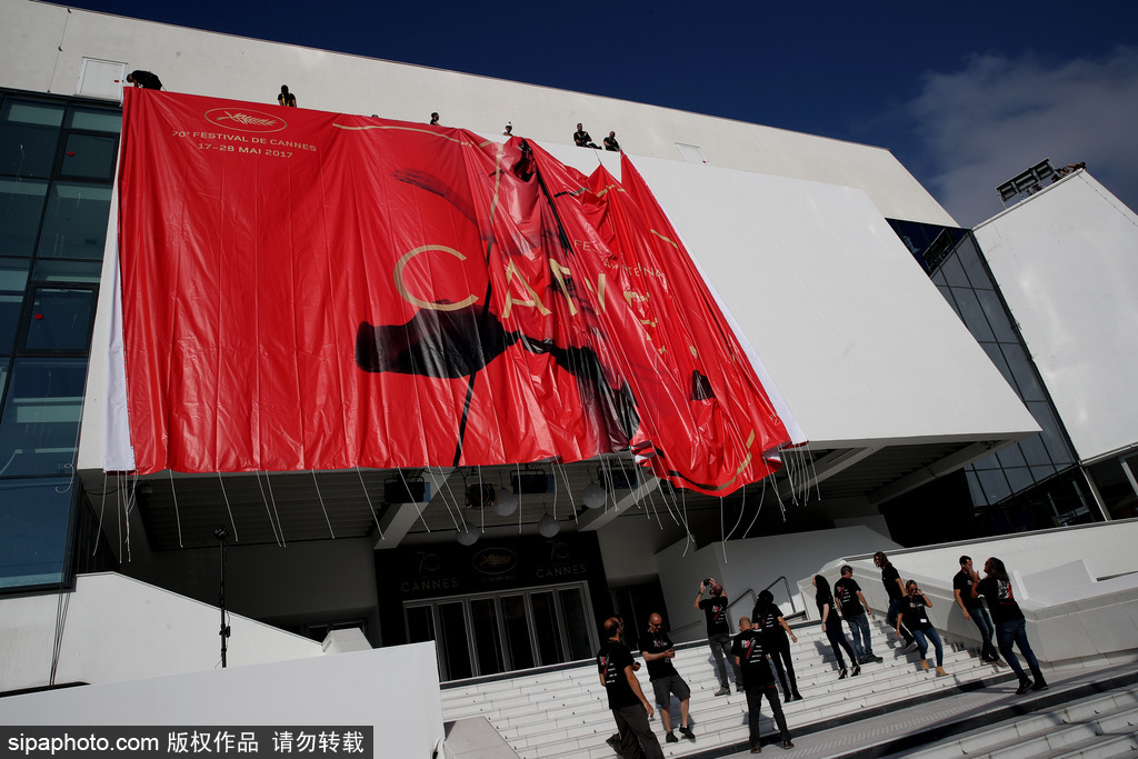 70屆戛納電影節前瞻準備 巨幅海報懸掛完畢