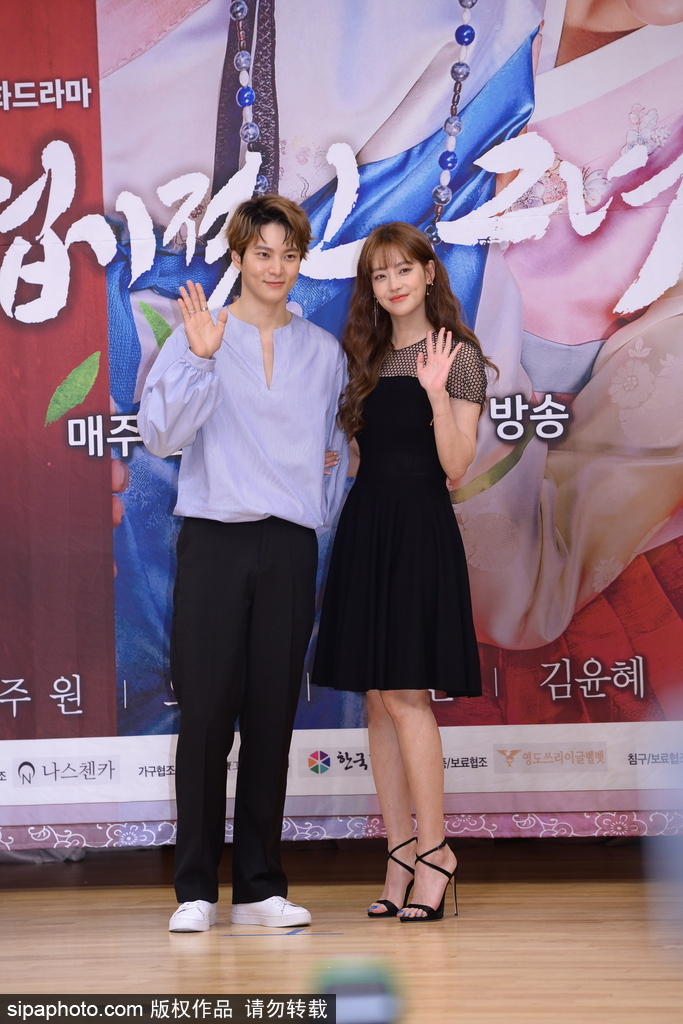 韓劇《我的野蠻女友》發布會 元氣美男周元被女星包圍賣萌