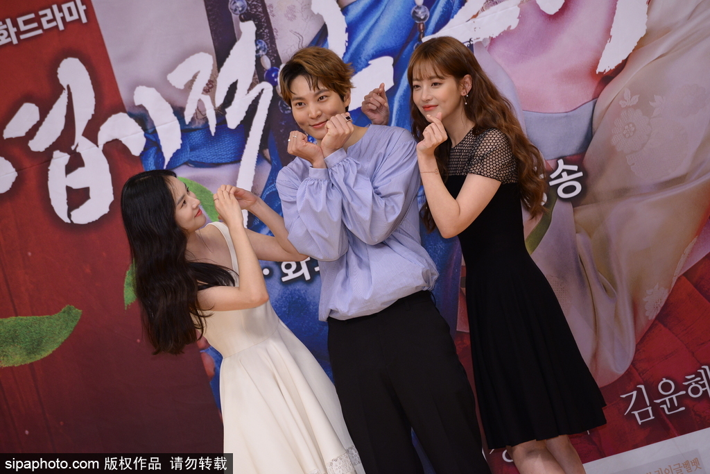 韓劇《我的野蠻女友》發布會 元氣美男周元被女星包圍賣萌