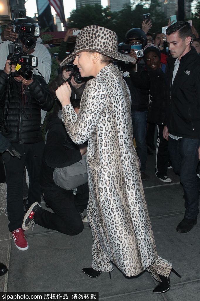 Gaga一身豹紋裝現身 戴大檐帽疑似素顏出鏡
