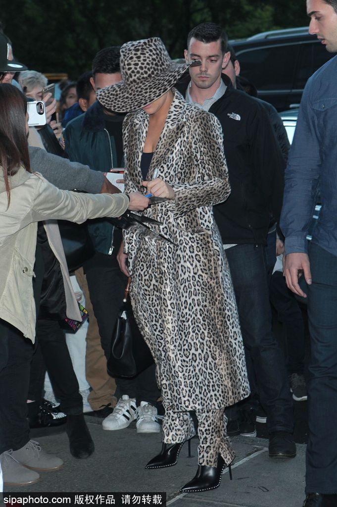 Gaga一身豹紋裝現身 戴大檐帽疑似素顏出鏡