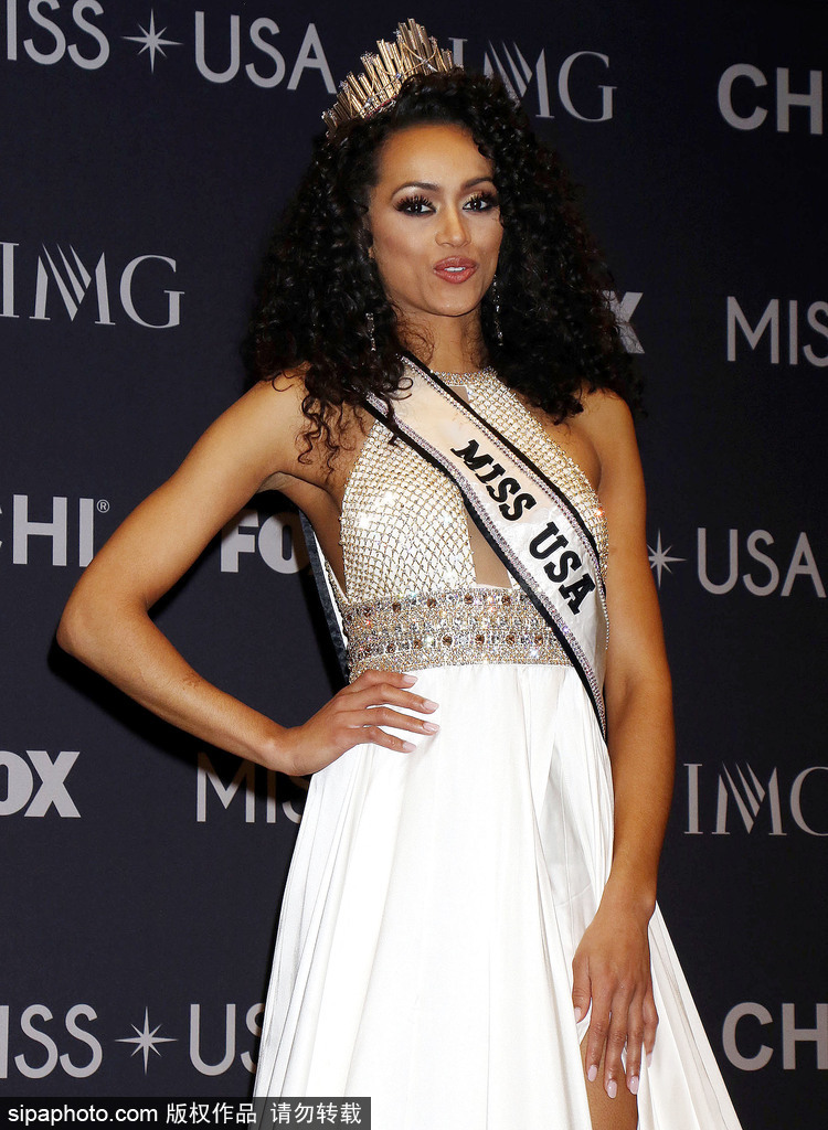 2017美國小姐冠軍出席發布會 一襲白色長裙性感優雅