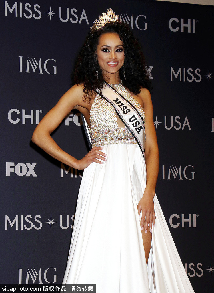 2017美國小姐冠軍出席發布會 一襲白色長裙性感優雅