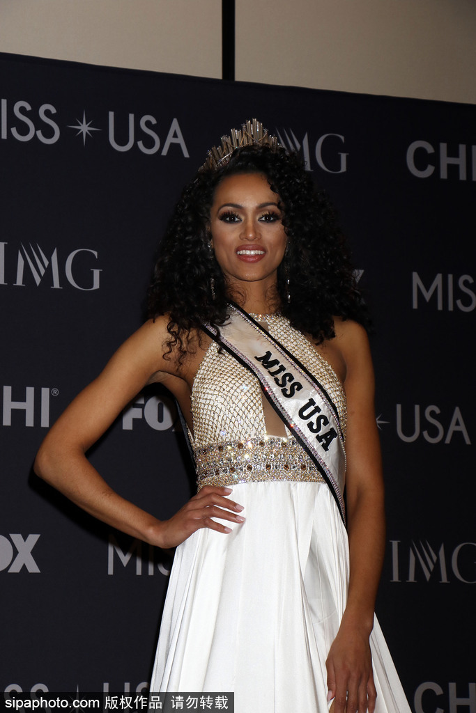 2017美國小姐冠軍出席發布會 一襲白色長裙性感優雅