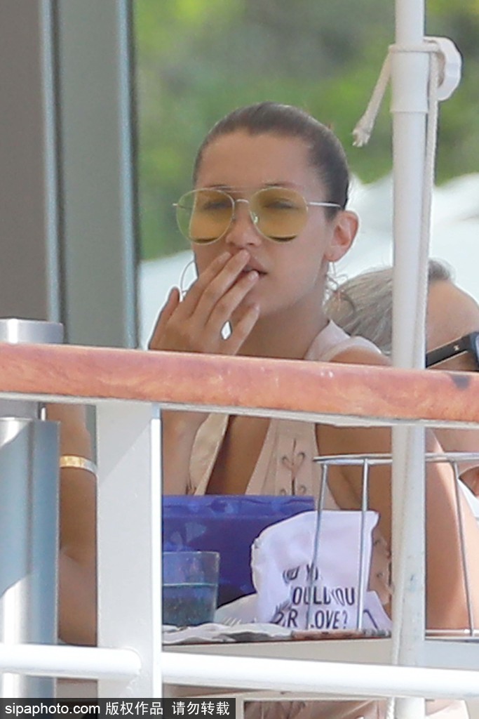 70屆戛納：貝拉·哈迪德白衣現(xiàn)身悠閑喝飲料與友人開(kāi)心熱聊