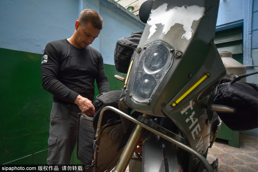 住在摩托車上的環(huán)球旅行 俄羅斯旅行家穿行62個(gè)國(guó)家