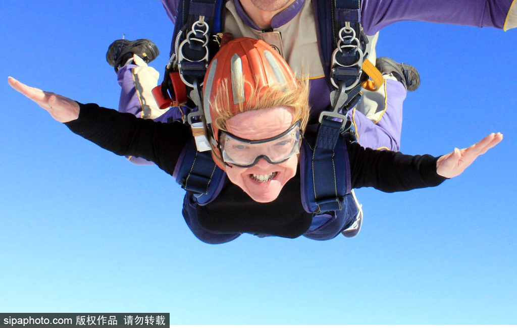 在云端看別樣風(fēng)景 盤點(diǎn)全球跳傘趣聞