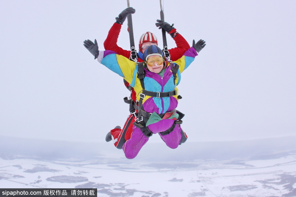 在云端看別樣風景 盤點全球跳傘趣聞