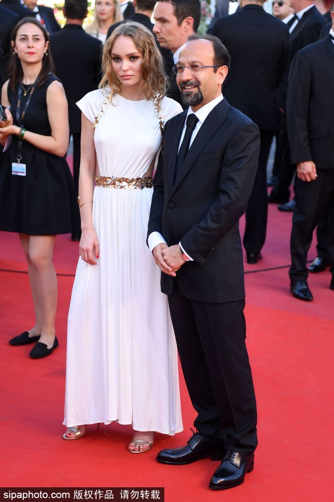 70屆戛納：德普愛女莉莉紅毯亮相 眼神犀利深得老爸真傳