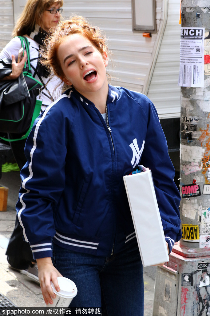 萬惡的抓拍！鏡頭中的90后氣質美女佐伊·達奇顏值崩塌表情瘋癲