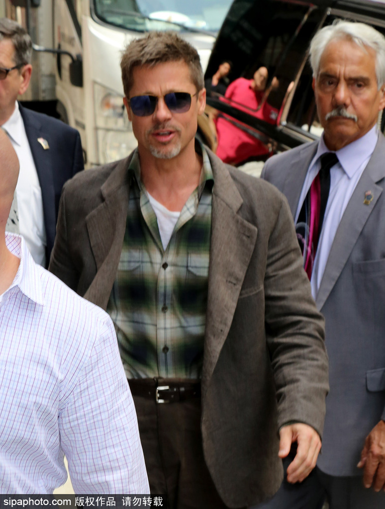 愛上復古風？布拉德·皮特示范懷舊風穿搭