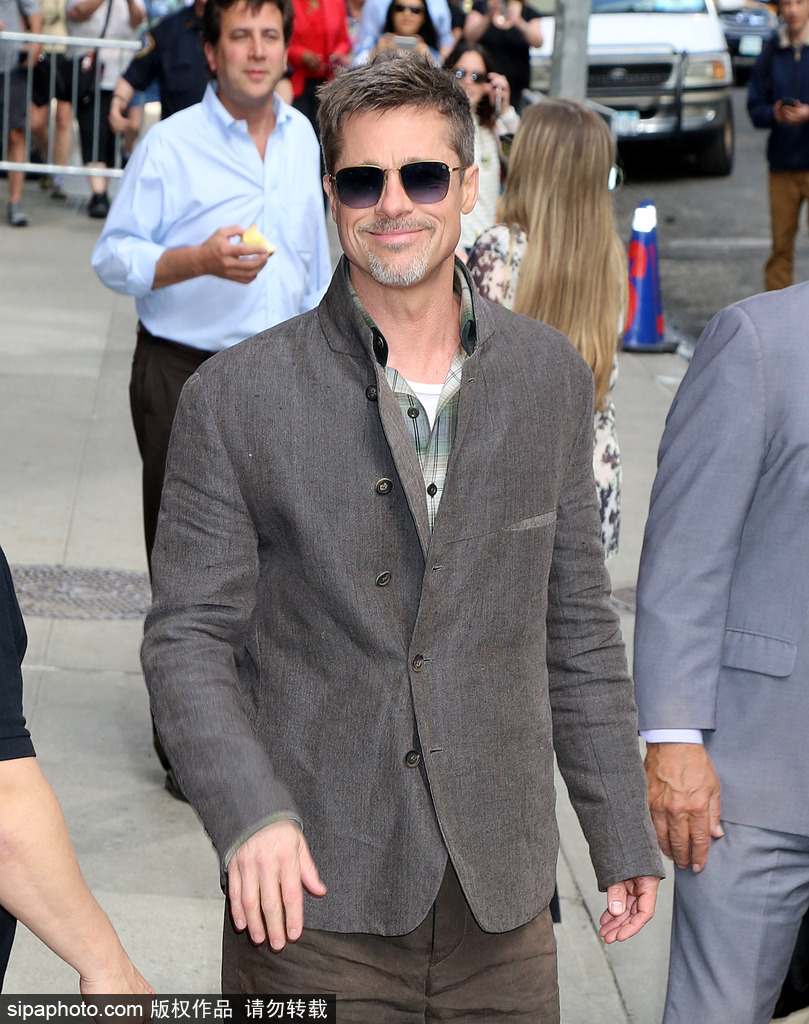 愛上復古風？布拉德·皮特示范懷舊風穿搭