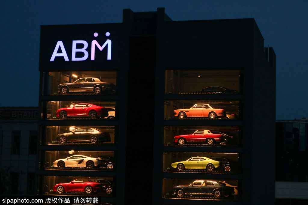 投幣買豪車！新加坡現世界最高汽車自動售貨機達15層樓