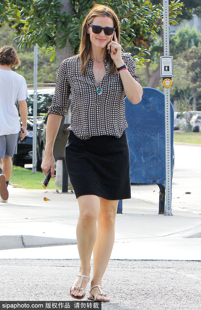 氣溫飆升 姑娘們讓腳踝歇一歇吧 換上平底涼鞋也很美呀！