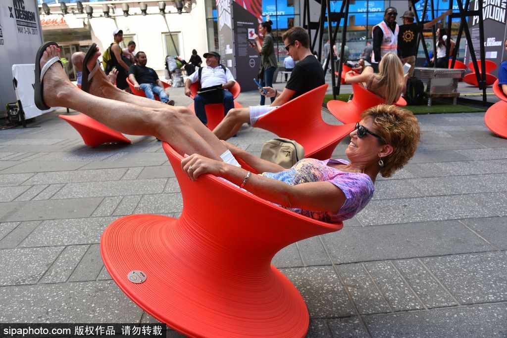 紐約時代廣場變歡樂海洋 民眾爭先體驗陀螺椅