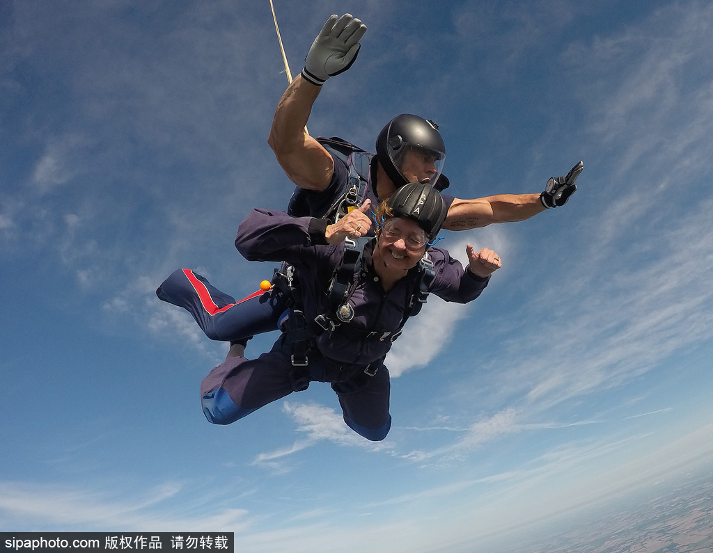 為了跳傘英國女子下決心減肥 終與75歲母親完成夢想