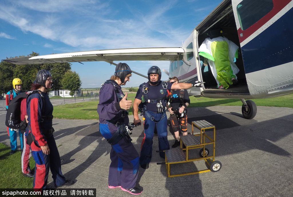 為了跳傘英國女子下決心減肥 終與75歲母親完成夢想