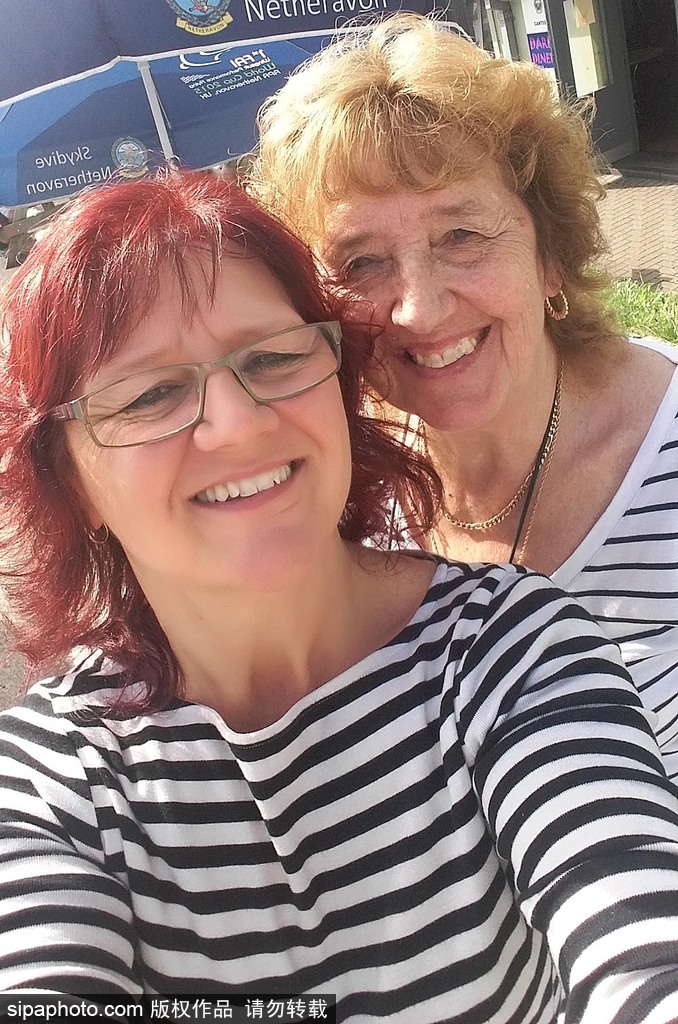 為了跳傘英國女子下決心減肥 終與75歲母親完成夢想