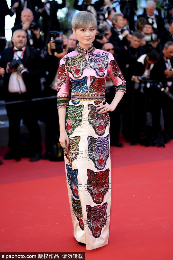 李宇春再次亮相戛納電影節(jié) 復古旗袍被評最佳著裝