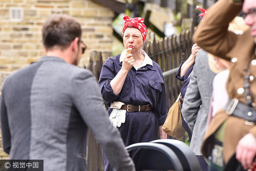 英國小鎮辦復古趴 情侶擁吻展示戰爭歲月另類愛情