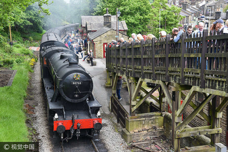 英國小鎮辦復古趴 情侶擁吻展示戰爭歲月另類愛情